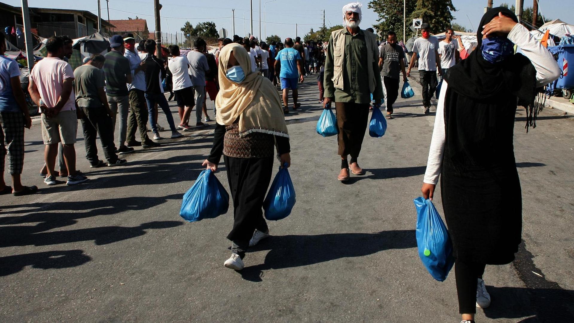 Geflüchtete stehen auf Lesbos Schlange für Lebensmittel (Photo by Grigoris Siamidis/NurPhoto) | Keine Weitergabe an Wiederverkäufer. Geflüchtete stehen auf Lesbos Schlange für Lebensmittel (Photo by Grigoris Siamidis/NurPhoto) | Keine Weitergabe an Wiederverkäufer.
