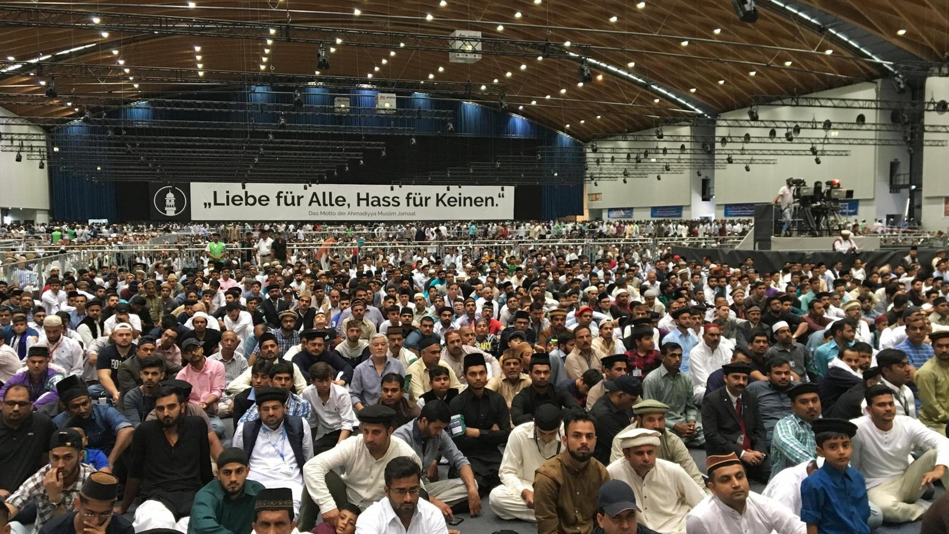 Muslime sitzen am 25.08.2017 auf der Jahreshauptversammlung der muslimischen Bewegung Ahmadiyya Muslim Jamaat in Rheinstetten (Baden-Württemberg) in einer Halle und hören einer Predigt zu. Muslime sitzen am 25.08.2017 auf der Jahreshauptversammlung der muslimischen Bewegung Ahmadiyya Muslim Jamaat in Rheinstetten (Baden-Württemberg) in einer Halle und hören einer Predigt zu.