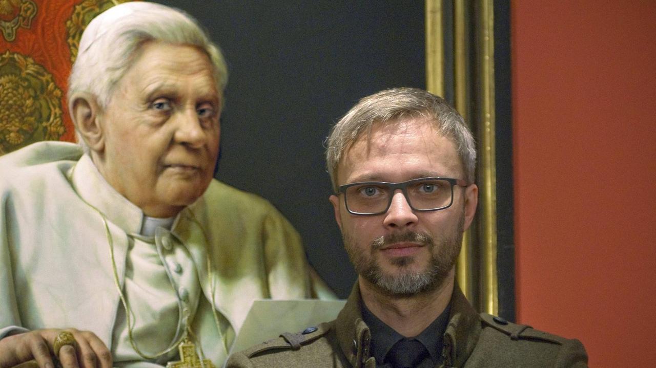 Der Leipziger Maler Michael Triegel am Freitag (26.11.10) vor dem von ihm gemalten Porträt von Papst Benedikt XVI. im Museum der bildenden Künste in Leipzig. Das Museum zeigt ab Sonntag (28.11.10) unter dem Titel Verwandlung der Götter eine Sonderausstellung mit Triegels Werken. Zu sehen sind rund 65 Gemälde des 41-Jährigen, der an der Leipziger Hochschule für Grafik- und Buchkunst studierte, sich selbst aber nicht als Teil der durch seinen Kollegen Neo Rauch bekannten Neuen Leipziger Schule sieht. Neben seinen Bildern hat Triegel bereits mehrere Altäre für evangelische und katholische Kirchen gestaltet. Sein Werk beschäftigt sich vor allem mit mythischen und religiösen Themen. Triegel malte Benedikt XVI. im Auftrag des katholischen Bistums Regensburg, wo das Werk auch künftig seinen Platz haben wird. (Siehe epd-Bericht vom 26.11.10) DER ABDRUCK DES EPD-FOTOS IST HONORARPFLICHTIG! Leipziger Kunstmuseum zeigt Werke des Papst-Malers Michael Triegel x0x xkg 2010 quer Kultur Kunst Ausstellungen Personen Künstler religionen Katholische_Kirche Papst 59777535 Date 26 11 2010 Copyright Imago epd the Leipzig Painter Michael Triegel at Friday 26 11 10 before the from him painted Portrait from Pope Benedict XVI in Museum the Fine Arts in Leipzig the Museum shows from Sunday 28 11 10 under the Title Transformation the Gods a Special exhibition with Works to see are Around 65 Paintings the 41 year the to the Leipzig College for Graphic and Book art studied to itself but not as Part the through his Colleagues Neo Smoke known New Leipzig School looks next to his Pictures has Triegel already several Altars for Protestant and Catholic Churches designed be Work busy to before everything with mythical and religious Topics Triegel Malte Benedict XVI in Order the Catholic Diocese Regensburg where the Work too in the future his square have will See epd Report of 26 11 10 the Imprint the epd Photos is Leipzig Art Museum shows Works the Pope Painter Michael Triegel x0x xkg 2010 horizontal Culture Art Exhibitions People Artists Religions Pope Der Leipziger Maler Michael Triegel am Freitag (26.11.10) vor dem von ihm gemalten Porträt von Papst Benedikt XVI. im Museum der bildenden Künste in Leipzig. Das Museum zeigt ab Sonntag (28.11.10) unter dem Titel Verwandlung der Götter eine Sonderausstellung mit Triegels Werken. Zu sehen sind rund 65 Gemälde des 41-Jährigen, der an der Leipziger Hochschule für Grafik- und Buchkunst studierte, sich selbst aber nicht als Teil der durch seinen Kollegen Neo Rauch bekannten Neuen Leipziger Schule sieht. Neben seinen Bildern hat Triegel bereits mehrere Altäre für evangelische und katholische Kirchen gestaltet. Sein Werk beschäftigt sich vor allem mit mythischen und religiösen Themen. Triegel malte Benedikt XVI. im Auftrag des katholischen Bistums Regensburg, wo das Werk auch künftig seinen Platz haben wird. (Siehe epd-Bericht vom 26.11.10) DER ABDRUCK DES EPD-FOTOS IST HONORARPFLICHTIG! Leipziger Kunstmuseum zeigt Werke des Papst-Malers Michael Triegel x0x xkg 2010 quer Kultur Kunst Ausstellungen Personen Künstler religionen Katholische_Kirche Papst 59777535 Date 26 11 2010 Copyright Imago epd the Leipzig Painter Michael Triegel at Friday 26 11 10 before the from him painted Portrait from Pope Benedict XVI in Museum the Fine Arts in Leipzig the Museum shows from Sunday 28 11 10 under the Title Transformation the Gods a Special exhibition with Works to see are Around 65 Paintings the 41 year the to the Leipzig College for Graphic and Book art studied to itself but not as Part the through his Colleagues Neo Smoke known New Leipzig School looks next to his Pictures has Triegel already several Altars for Protestant and Catholic Churches designed be Work busy to before everything with mythical and religious Topics Triegel Malte Benedict XVI in Order the Catholic Diocese Regensburg where the Work too in the future his square have will See epd Report of 26 11 10 the Imprint the epd Photos is Leipzig Art Museum shows Works the Pope Painter Michael Triegel x0x xkg 2010 horizontal Culture Art Exhibitions People Artists Religions Pope