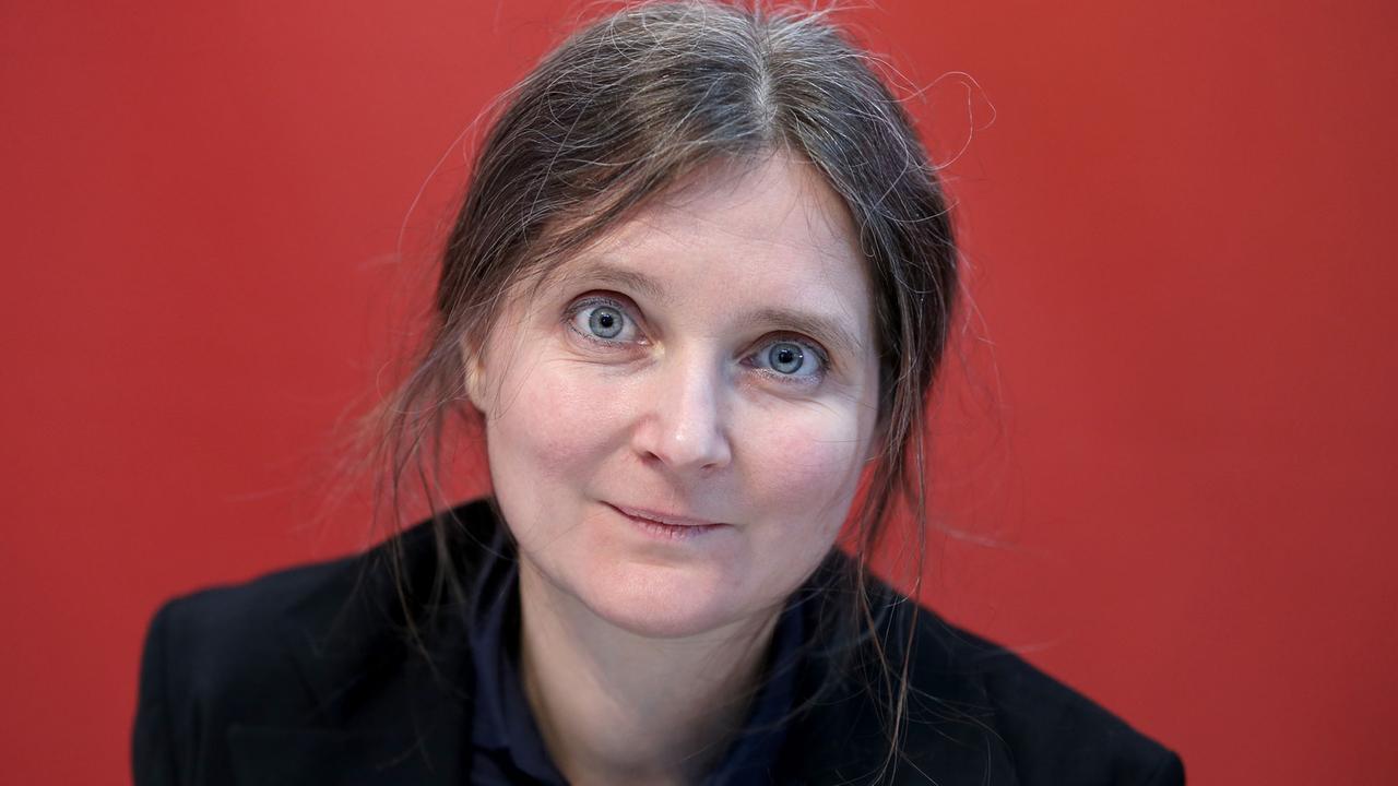 Die für den Leipziger Buchpreis nominierte Autorin Marion Poschmann sitzt am 17.03.2016 auf der Buchmesse in Leipzig
