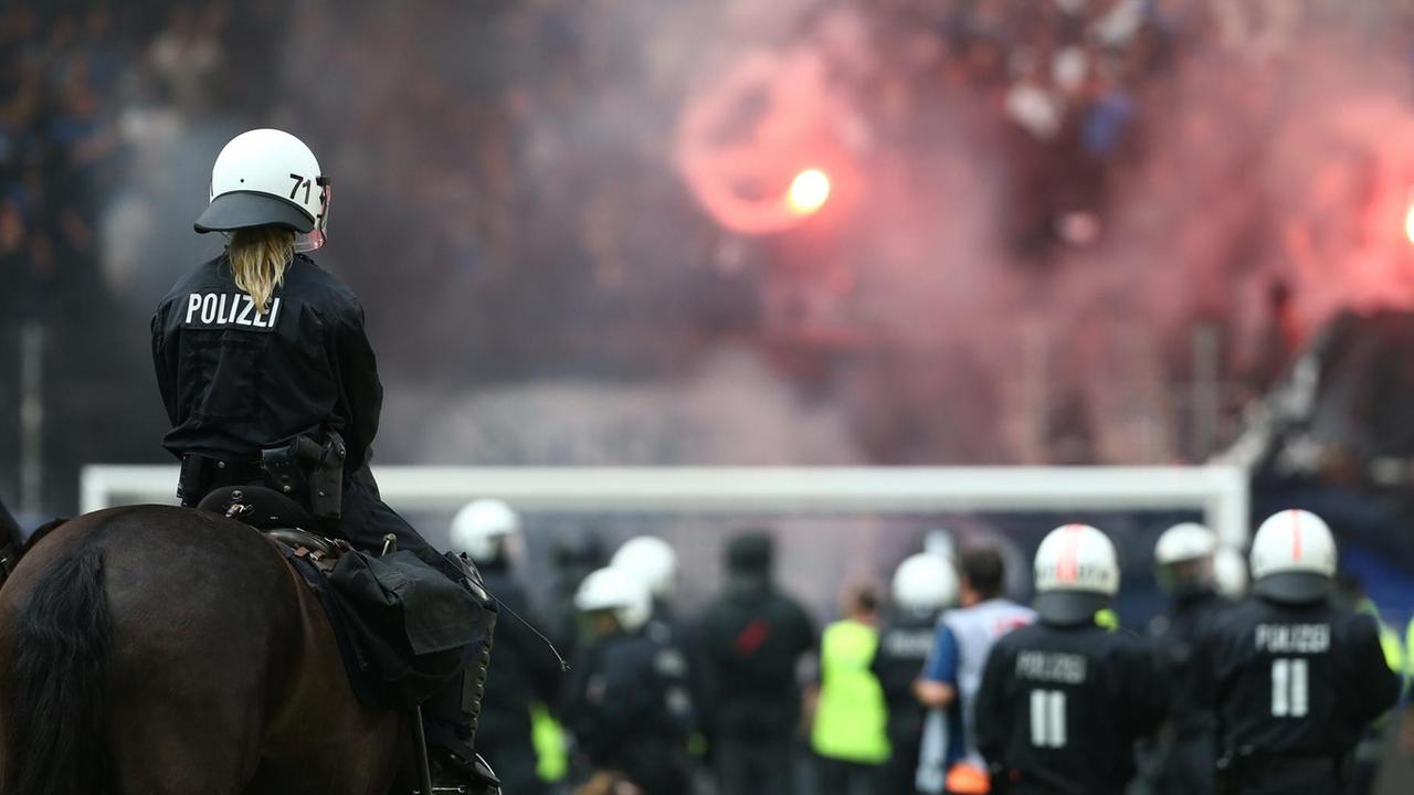 Polizei im Stadion bei einem Spiel in der Fußball-Bundesliga| Verwendung weltweit Polizei im Stadion bei einem Spiel in der Fußball-Bundesliga| Verwendung weltweit