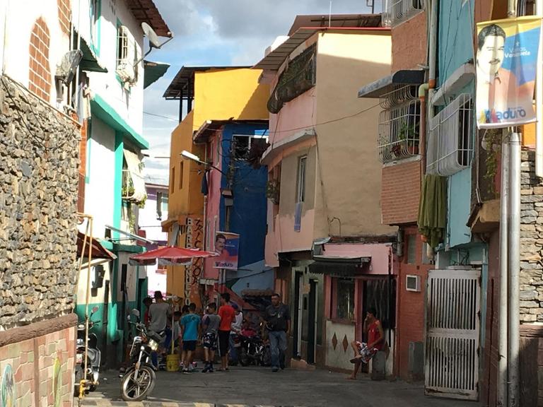 Eine Armenviertel in Venezuela mit einem Wahlplakat, das Nicolas Maduro zeigt