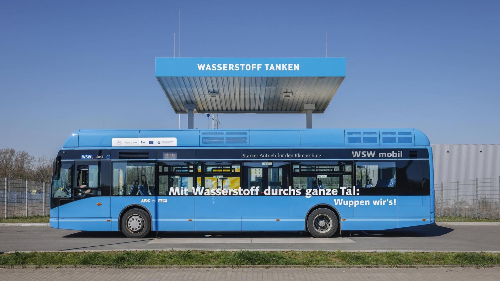 Wuppertaler Wasserstoffbus tankt H2 Wasserstoff an einer H2 Wasserstofftankstelle Wuppertaler Wasserstoffbus tankt H2 Wasserstoff an einer H2 Wasserstofftankstelle