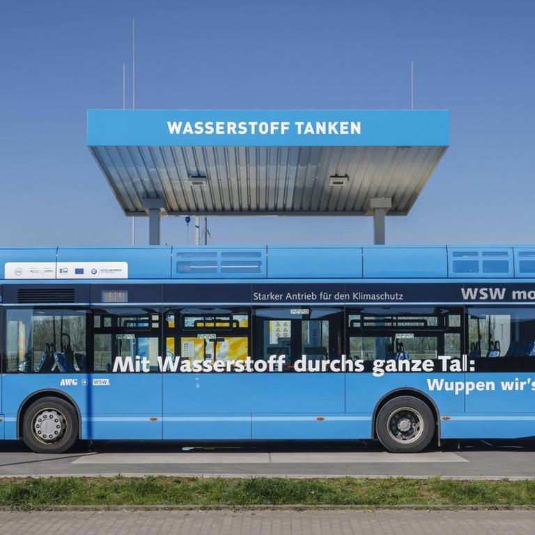 Wuppertaler Wasserstoffbus tankt H2 Wasserstoff an einer H2 Wasserstofftankstelle