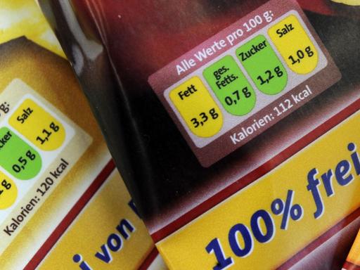 Mit einer Ampel-Kennzeichnung für Lebensmittel sind diese Produkte auf einer Pressekonferenz zur Nährwertkennzeichnung in Berlin ausgewisen.