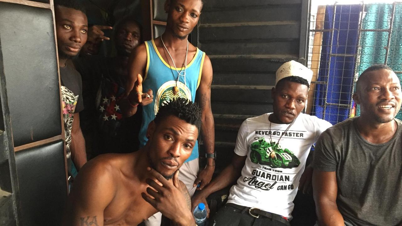 Sänger Kosere Master vor dem Commercial Sounds Studio in Ajegunle umringt von Jugendlichen. Sänger Kosere Master vor dem Commercial Sounds Studio in Ajegunle umringt von Jugendlichen.