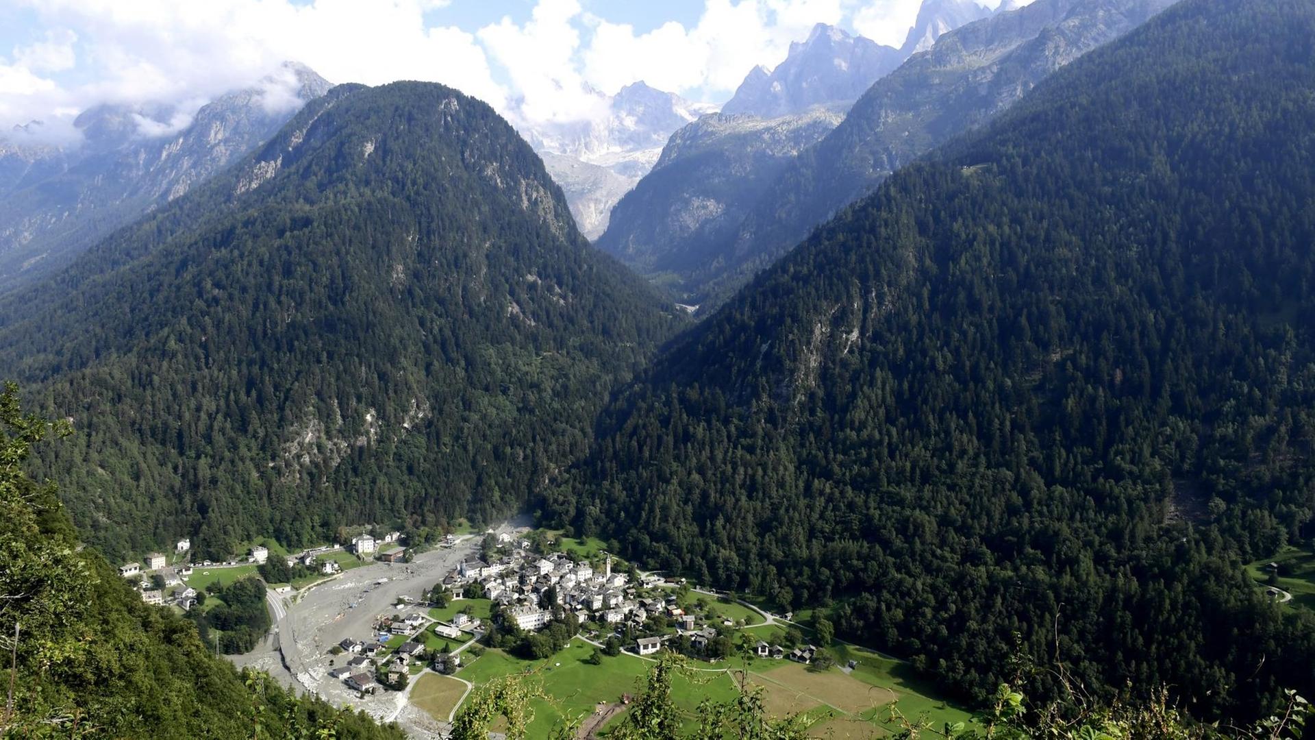 Das schweizerische Dorf Bondo nach dem Bergsturz Das schweizerische Dorf Bondo nach dem Bergsturz