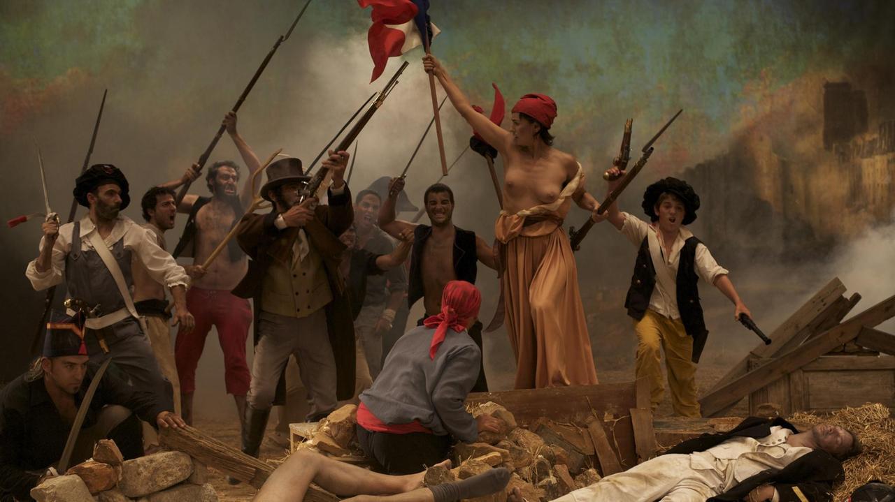Die Videoprojektion "La Liberté Raisonée" von Cristina Lucas. Diese zeigt das politische Symbolbild schlechthin: Die Freiheit erkämpft sich ihren Weg, nach dem berühmten Gemälde von Eugene Delacroix. Die Videoprojektion "La Liberté Raisonée" von Cristina Lucas. Diese zeigt das politische Symbolbild schlechthin: Die Freiheit erkämpft sich ihren Weg, nach dem berühmten Gemälde von Eugene Delacroix.