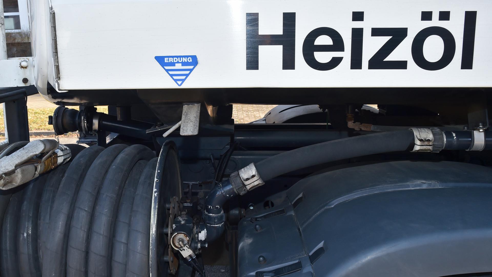 Der Tankwagen eines Heizöllieferanten. Aufschrift: Heizöl. Der Tankwagen eines Heizöllieferanten. Aufschrift: Heizöl.
