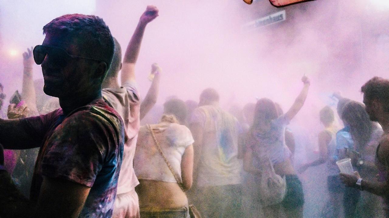 Feiernde junge Menschen Feiernde junge Menschen