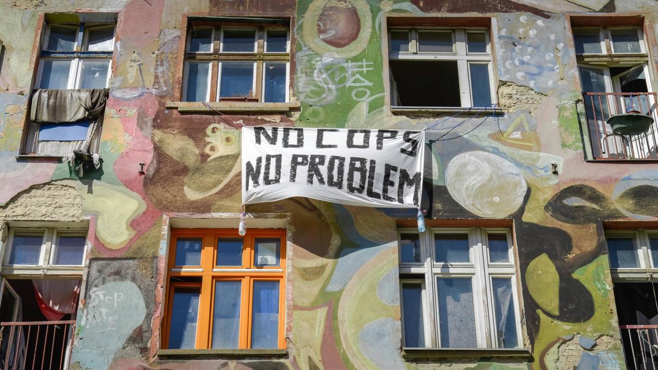 Transparent mit der Aufschrift "No cops, no problem" am Haus in der Rigaer Straße 94 in Berlin-Friedrichshain