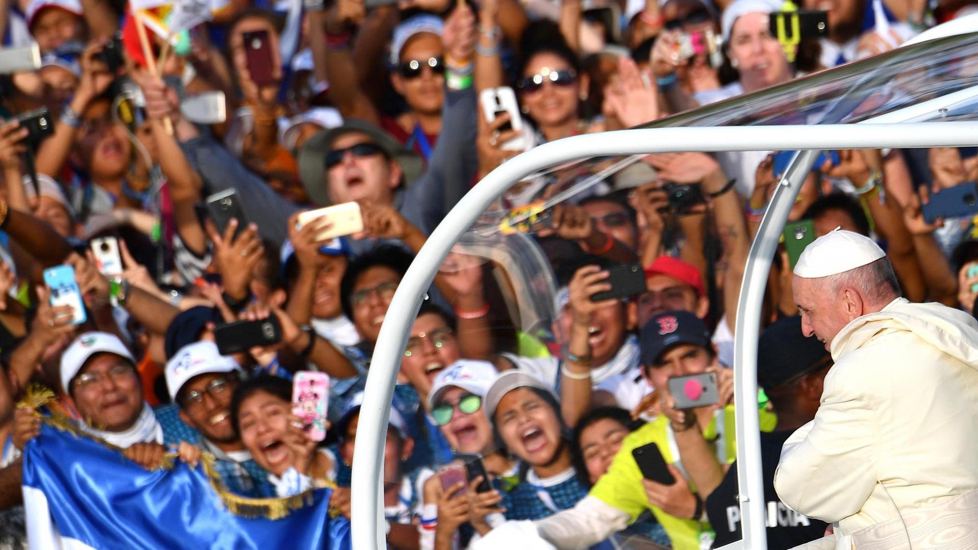 Etwa 200.000 Menschen erwarteten Papst Franziskus in Panama, hier fährt er zur Auftaktveranstaltung des Weltjugendtags an der jubelnden Menge vorbei Etwa 200.000 Menschen erwarteten Papst Franziskus in Panama, hier fährt er zur Auftaktveranstaltung des Weltjugendtags an der jubelnden Menge vorbei