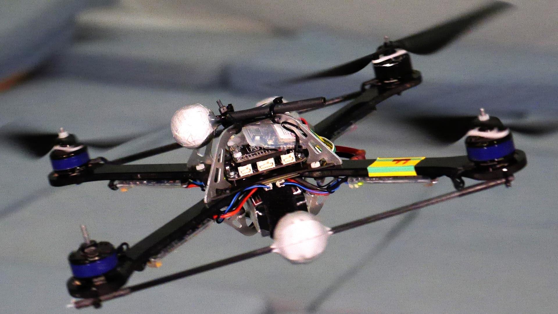 Dank einem neuen Steuerungsalgorithmus kann dieser Quadrocopter auch nach dem Verlust eines Propellers in der Luft bleiben. Dank einem neuen Steuerungsalgorithmus kann dieser Quadrocopter auch nach dem Verlust eines Propellers in der Luft bleiben.