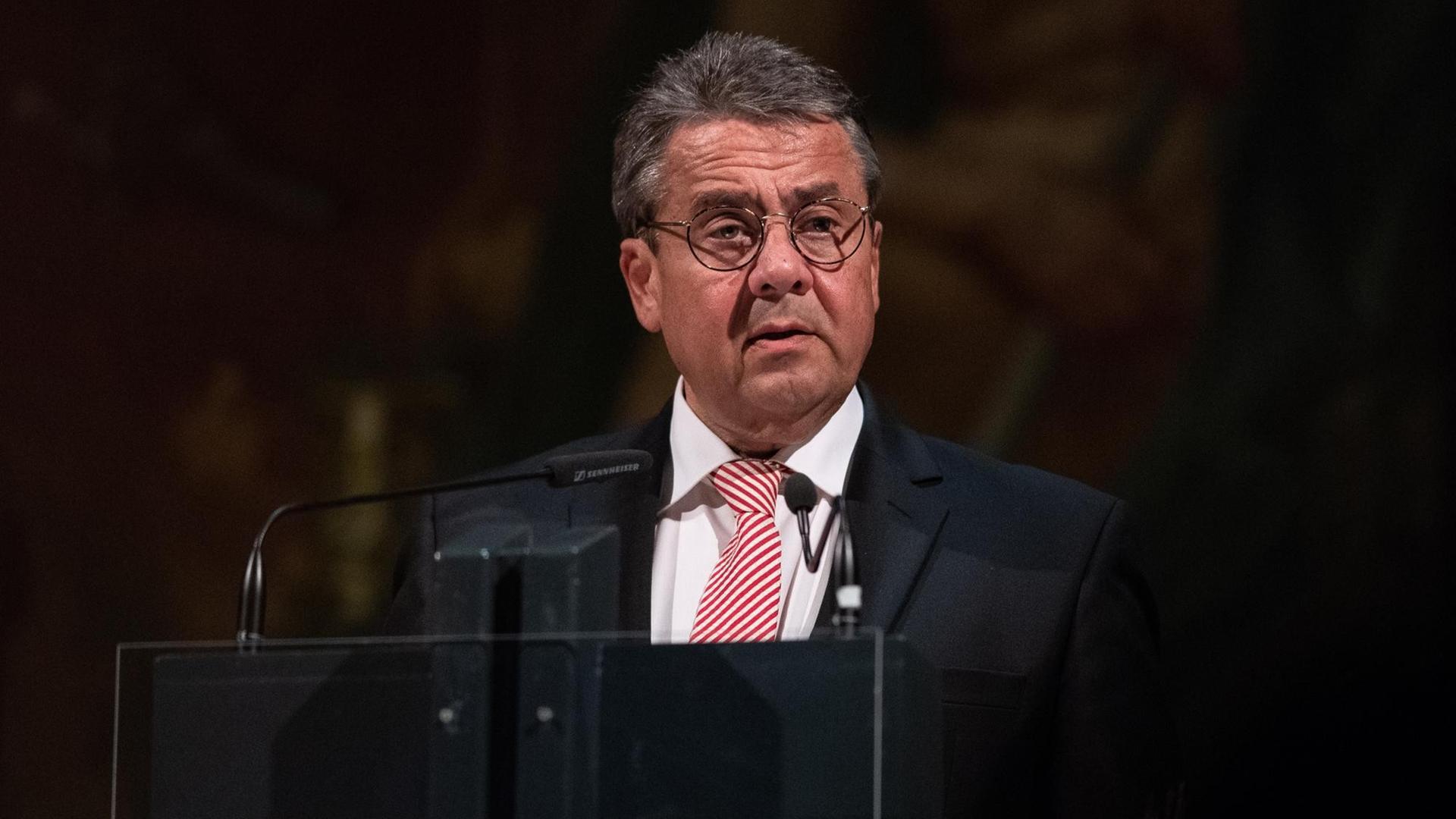 21.09.2018, Niedersachsen, Goslar: Sigmar Gabriel (SPD), ehemaliger Bundesaußenminister, spricht nach seiner Verleihung des Ehrenbürgerrechts der Stadt Goslar. Gabriel wird für seine Verbundenheit mit seiner Heimatstadt und für sein Engagement zum Ehrenbürger der Stadt Goslar ernannt. 21.09.2018, Niedersachsen, Goslar: Sigmar Gabriel (SPD), ehemaliger Bundesaußenminister, spricht nach seiner Verleihung des Ehrenbürgerrechts der Stadt Goslar. Gabriel wird für seine Verbundenheit mit seiner Heimatstadt und für sein Engagement zum Ehrenbürger der Stadt Goslar ernannt.
