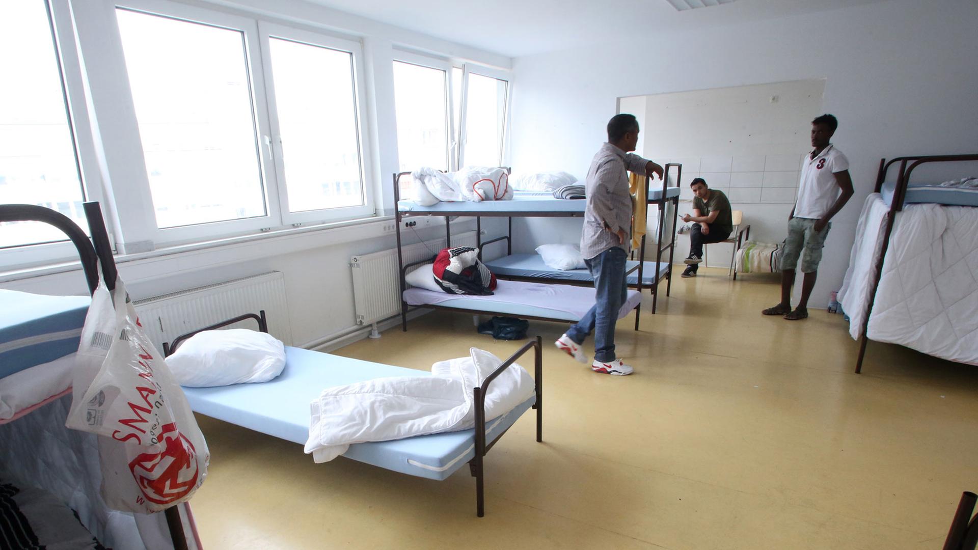 Flüchtlinge halten sich in der Flüchtlingsunterkunft in Essen in ihrem Vielbettzimmer auf. Flüchtlinge halten sich in der Flüchtlingsunterkunft in Essen in ihrem Vielbettzimmer auf.