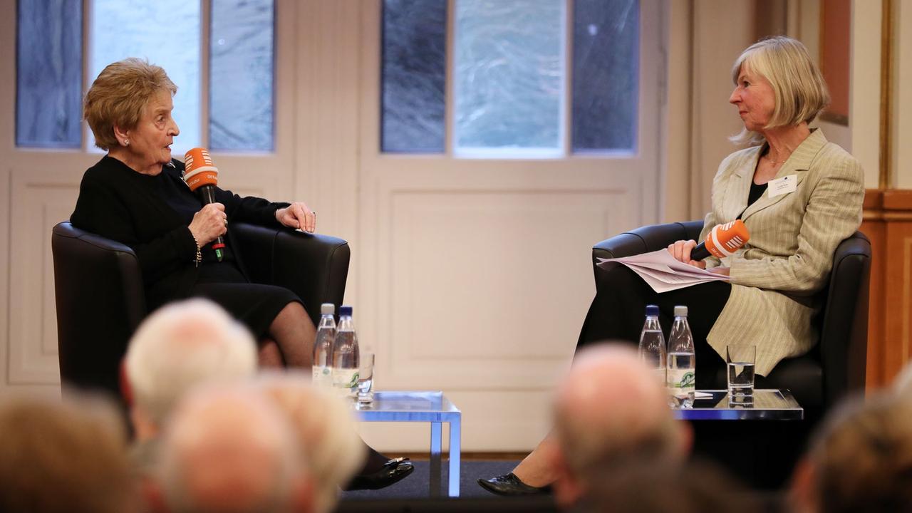 Madeleine Albrigt im Gespräch mit Annette Riedel während einer Konferenz beim Aspen Instute Germany.