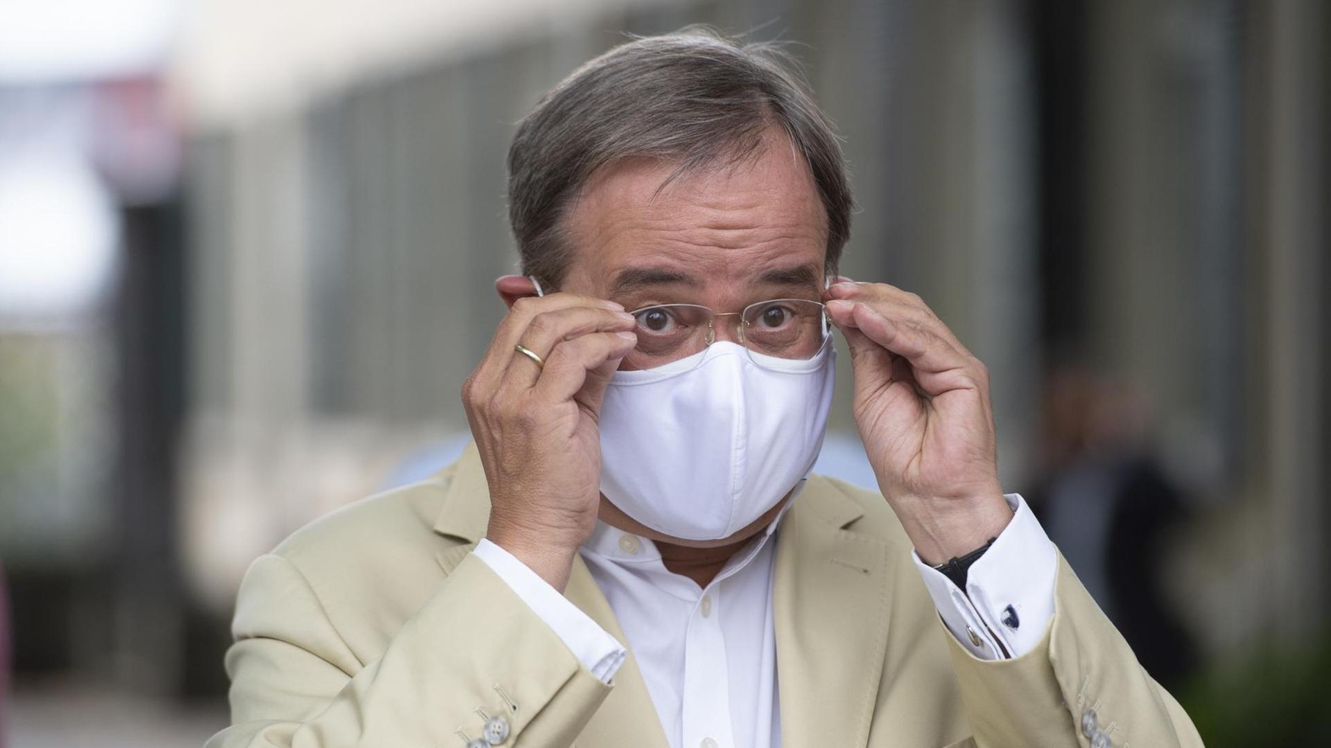 Armin Laschet, CDU-Landesvorsitzender und Ministerpräsident von Nordrhein-Westfalen, mit Mund-Nase-Maske beim Auftakt zum Kommunalwahlkampf der CDU NRW am 17.08.2020 in Neuss Armin Laschet, CDU-Landesvorsitzender und Ministerpräsident von Nordrhein-Westfalen, mit Mund-Nase-Maske beim Auftakt zum Kommunalwahlkampf der CDU NRW am 17.08.2020 in Neuss