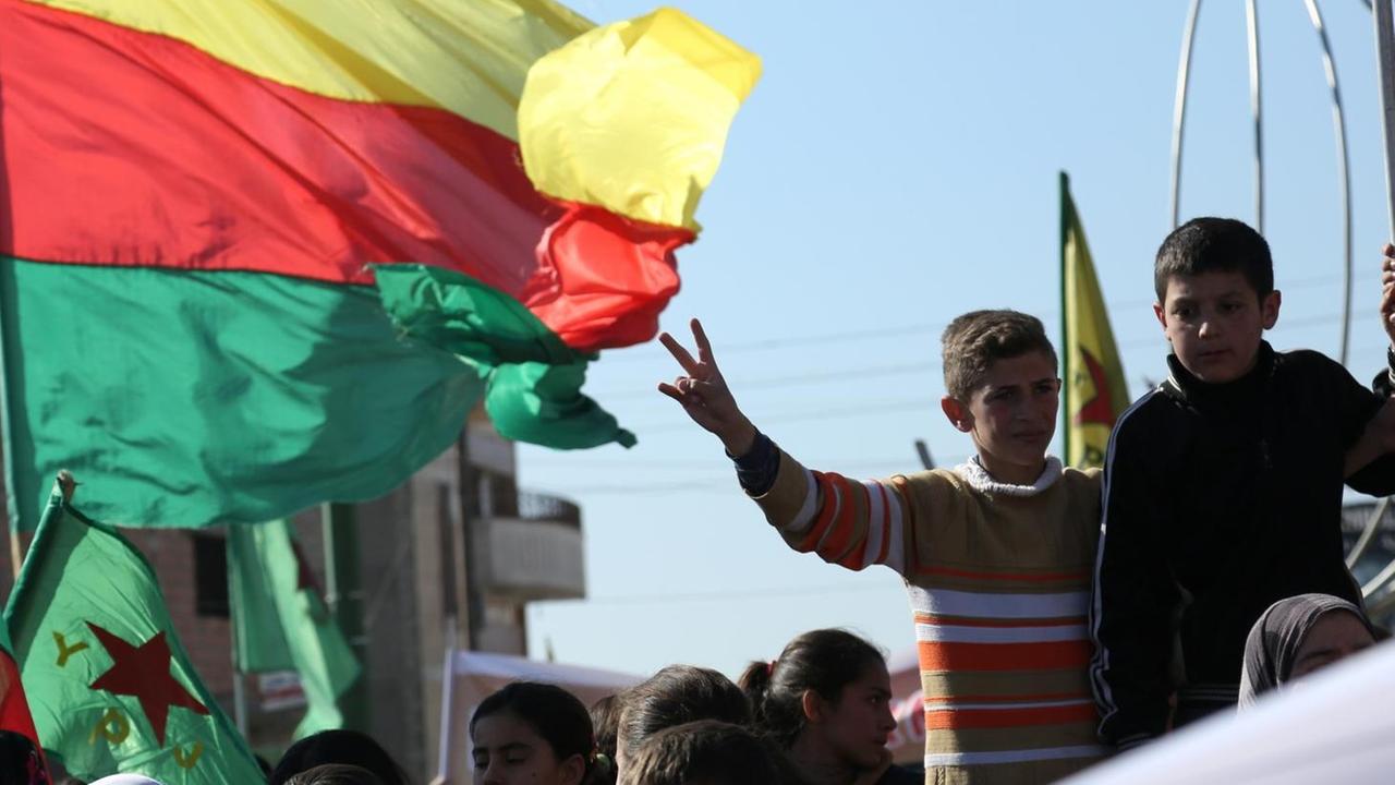 Syrische Kurden demonstrieren am 4.2.2016mit der Flagge der Partei der Demokratischen Union (PYD) in der Stadt Qamischli. Syrische Kurden demonstrieren am 4.2.2016mit der Flagge der Partei der Demokratischen Union (PYD) in der Stadt Qamischli.