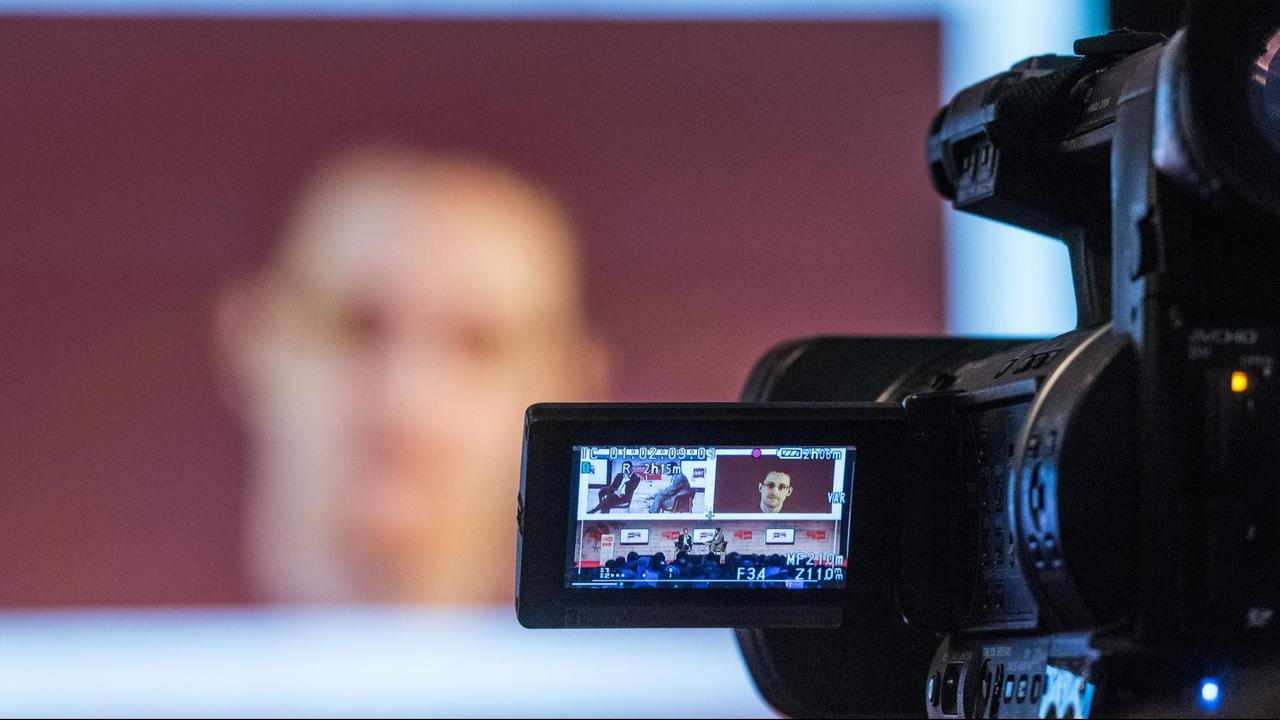 Der US-amerikanischer Whistleblower Edward Snowden ist während einer Videoliveschalte auf einem Monitor zu sehen. Der US-amerikanischer Whistleblower Edward Snowden ist während einer Videoliveschalte auf einem Monitor zu sehen.