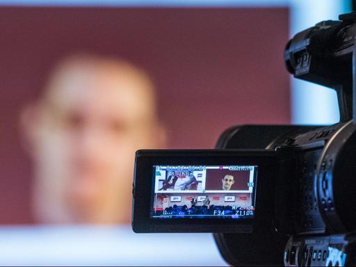 Der US-amerikanischer Whistleblower Edward Snowden ist während einer Videoliveschalte auf einem Monitor zu sehen.