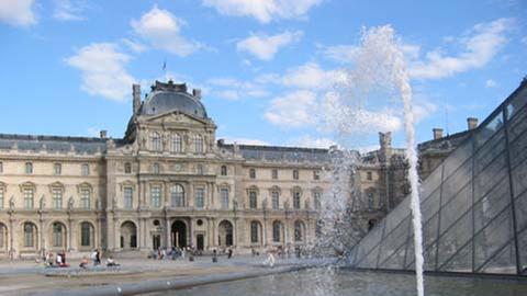 Blick auf die Pyramide und den Springbrunnen vor dem Louvre.