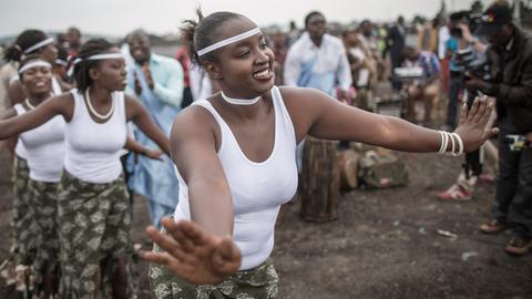 Tänzerinnen tanzen am 20.02.2015 auf dem Flughafen in Goma zu Ehren der Ankunft von Bundesaußenminister Steinmeier. Steinmeier befindet sich auf einer viertägigen Afrikareise und besucht neben dem Kongo auch Ruanda und Kenia.