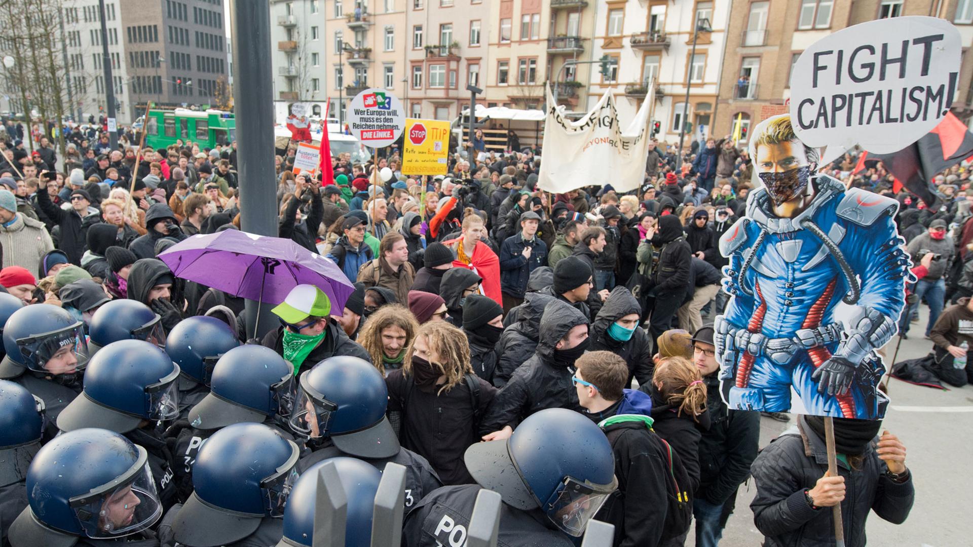 Blockupy-Demonstration gegen die Politik der Europäischen Zentralbank am 22.11.2014 in Frankfurt am Main. Blockupy-Demonstration gegen die Politik der Europäischen Zentralbank am 22.11.2014 in Frankfurt am Main.