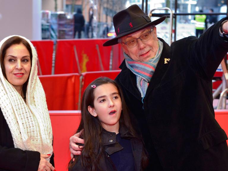 Berlinale Direktor Dieter Kosslick begrüßt die Nichte des iranischen Regisseurs Jafar Panahi und eine weitere Verwandte; Aufnahme vom 6. Februar 2015