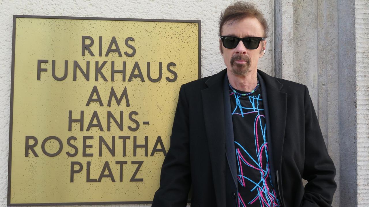 Der amerikanische Autor T.C. Boyle vor unserem Funkhaus am Hans-Rosenthal-Platz. Der amerikanische Autor T.C. Boyle vor unserem Funkhaus am Hans-Rosenthal-Platz.