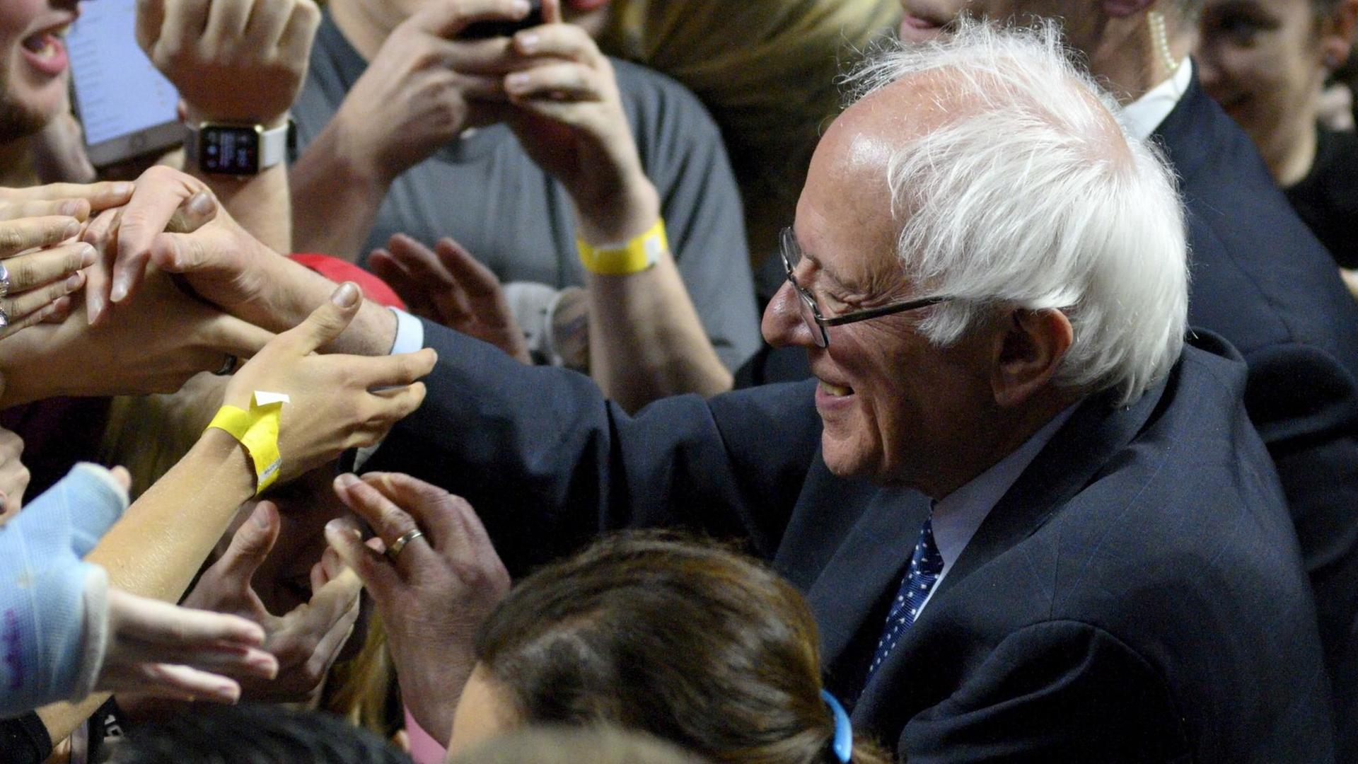 Bernie Sanders will sich erneut um das Amt des Präsidenten bewerben. Bernie Sanders will sich erneut um das Amt des Präsidenten bewerben.