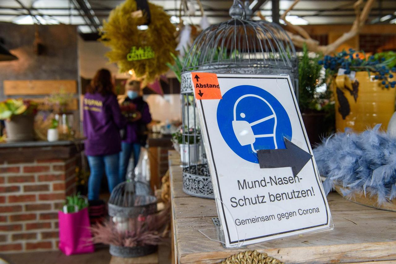 Ein Schild weist im Blumenladen "Tulpina" auf die Corona-Abstands- und Hygieneregeln hin. Ein Schild weist im Blumenladen "Tulpina" auf die Corona-Abstands- und Hygieneregeln hin.