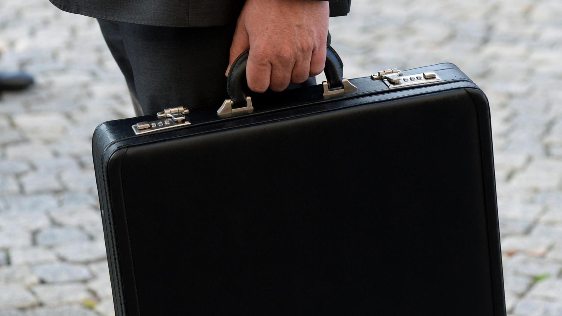 Schulden und Kredite - gibt es klare und nachhaltige Regeln? Schulden und Kredite - gibt es klare und nachhaltige Regeln?