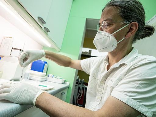 Jakob Maske, Kinder- und Jugendarzt, zieht den Corona-Impfstoff Comirnaty von Biontech/Pfizer in eine Spritze.