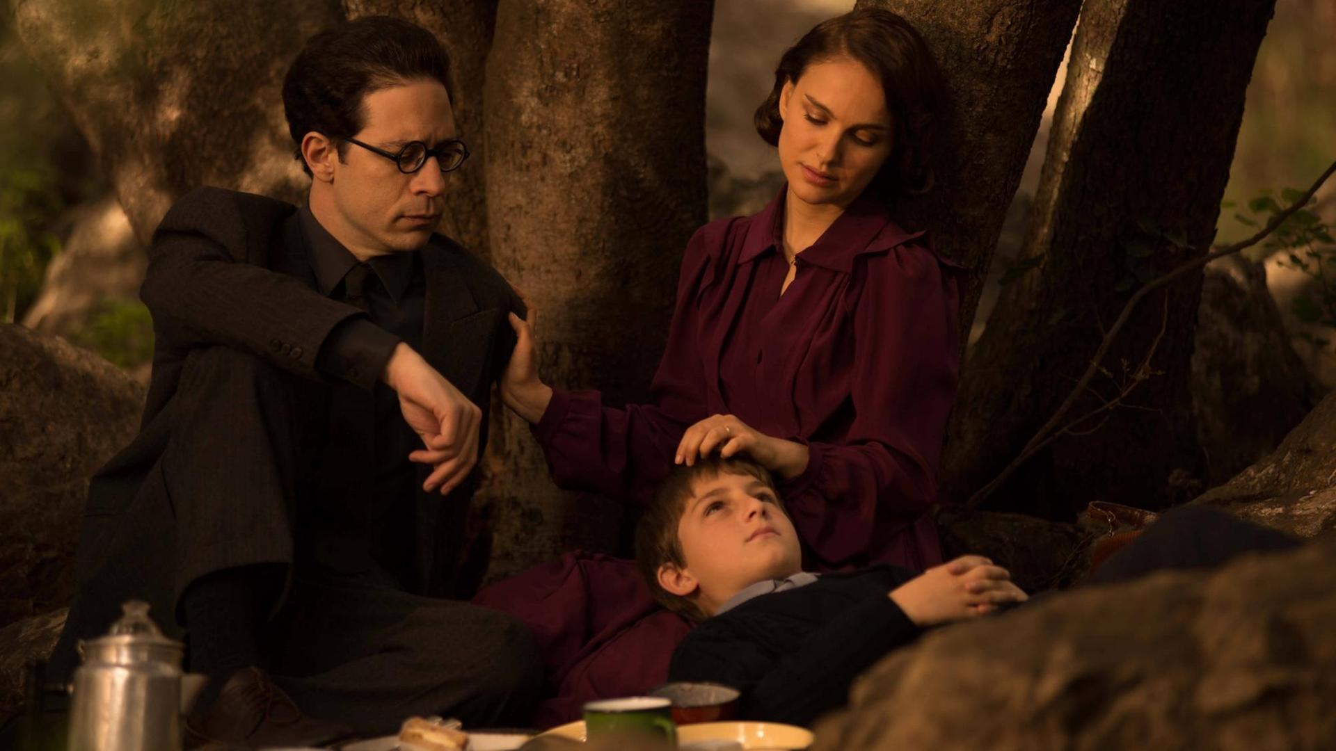 Natalie Portman als Fania, Gilad Kahana als Arieh und Amir Tessler als ihr Sohn Amos in einer Szene aus dem Film "Eine Geschichte von Liebe und Finsternis". Natalie Portman als Fania, Gilad Kahana als Arieh und Amir Tessler als ihr Sohn Amos in einer Szene aus dem Film "Eine Geschichte von Liebe und Finsternis".