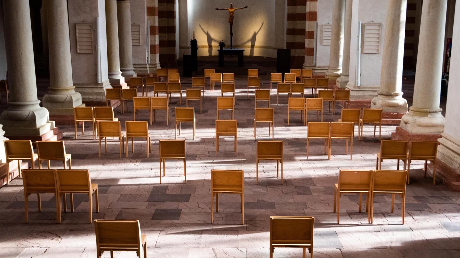 Heiligabend erlaubt, danach nicht mehr? Stühle auf Abstand in der Kirche St. Michaelis in Hildesheim Heiligabend erlaubt, danach nicht mehr? Stühle auf Abstand in der Kirche St. Michaelis in Hildesheim