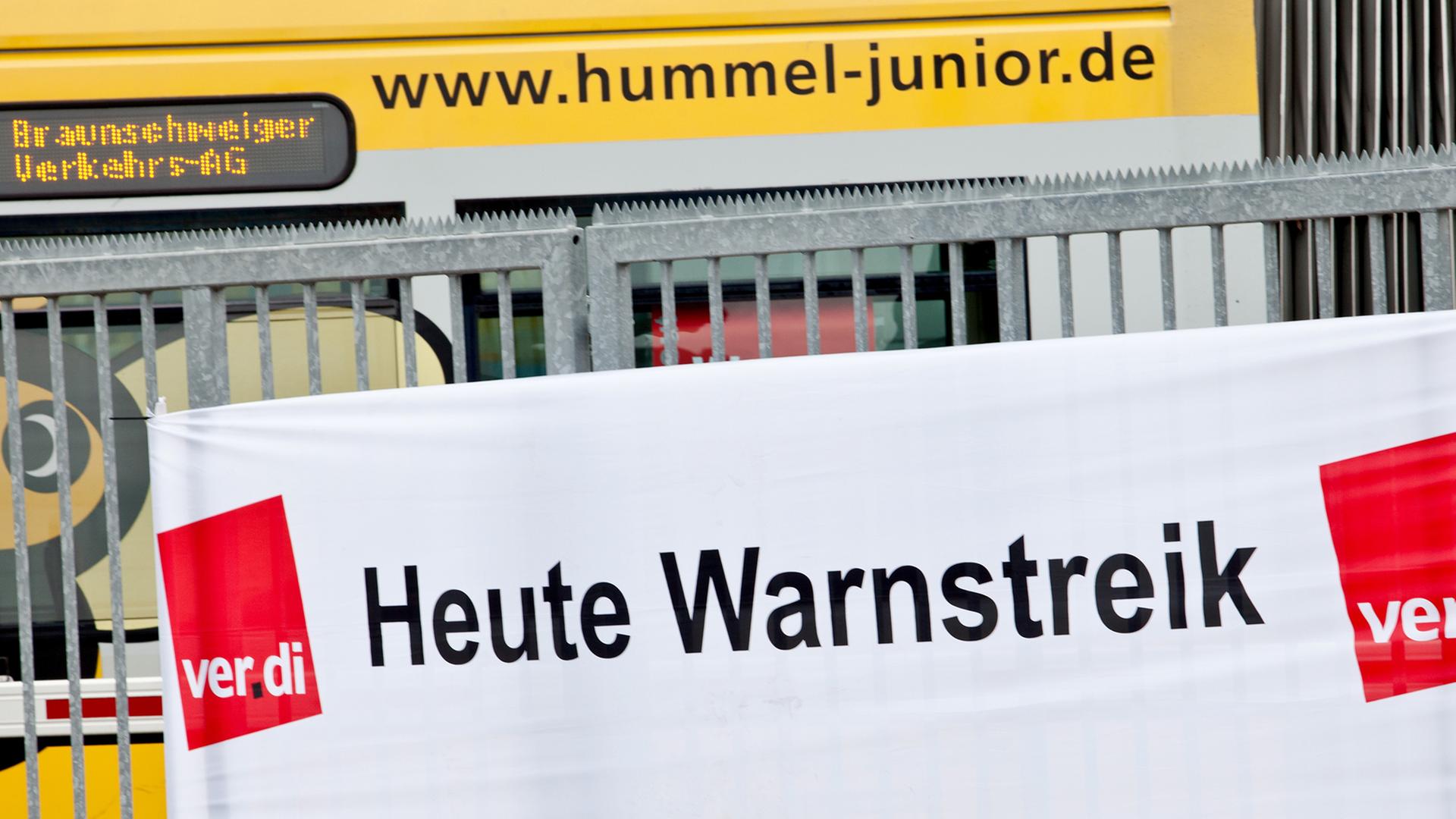 Auf dem Betriebsgelände der Braunschweiger Verkehrs-AG hängt ein Verdi-Banner mit der Aufschrift "Heute Warnstreik"