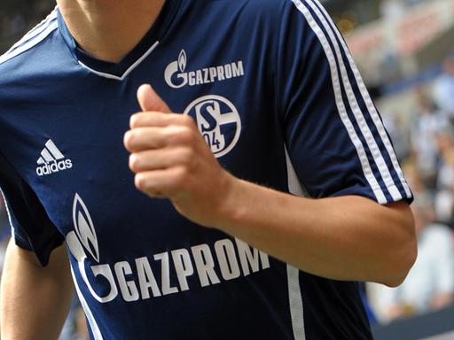 Ein Spieler des FC Schalke 04 trägt das Trikot mit dem Logo des Sponsors Gazprom.