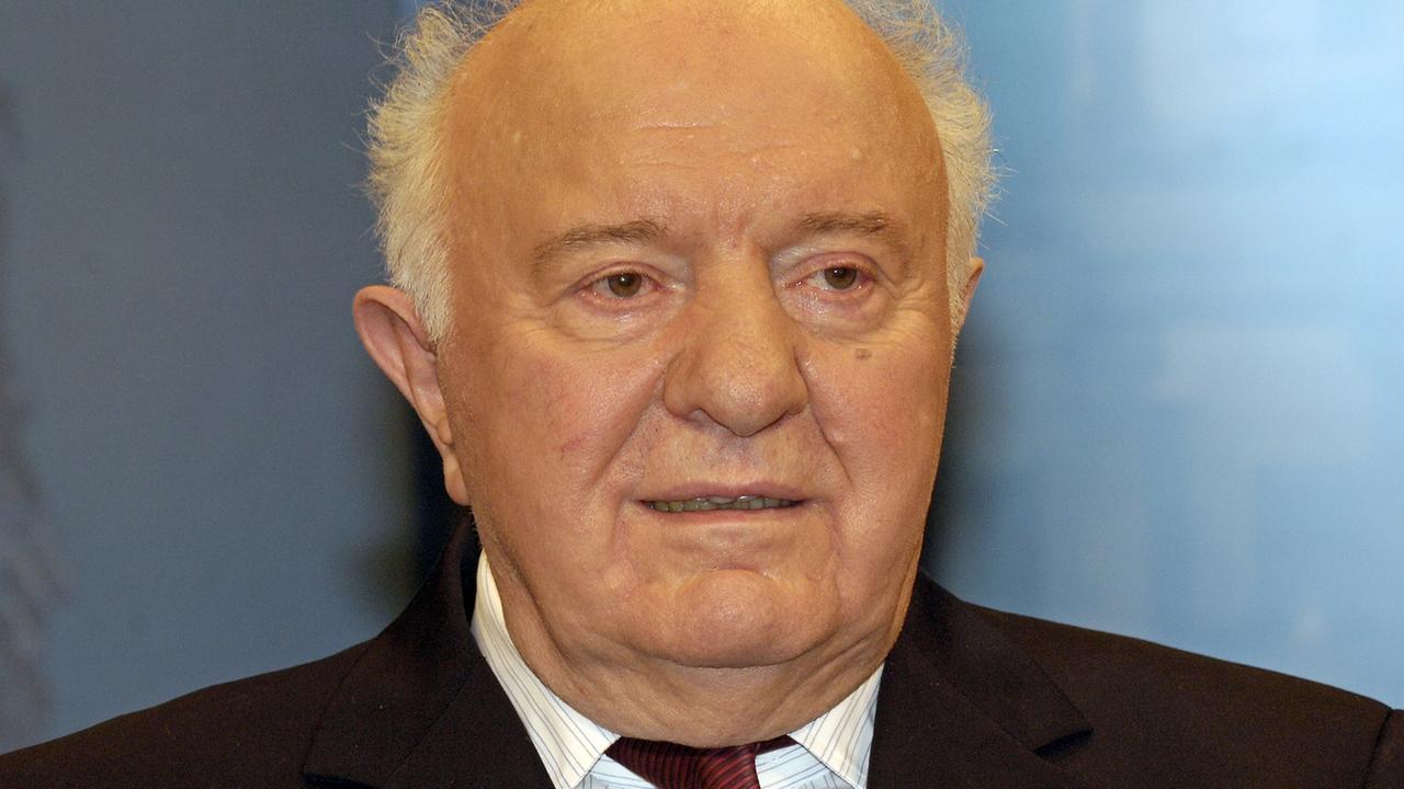 Der frühere sowjetische Außenminister und spätere georgische Präsident Eduard Schewardnadse, aufgenommen beim ZDF-Polit-Talk "Maybrit Illner Spezial" am 05.11.2009 zum Thema "20 Jahre Mauerfall - Einheit ja, Gerechtigkeit nein?" im ZDF-Hauptstadtstudio im Berliner Zollernhof Unter den Linden. Der frühere sowjetische Außenminister und spätere georgische Präsident Eduard Schewardnadse, aufgenommen beim ZDF-Polit-Talk "Maybrit Illner Spezial" am 05.11.2009 zum Thema "20 Jahre Mauerfall - Einheit ja, Gerechtigkeit nein?" im ZDF-Hauptstadtstudio im Berliner Zollernhof Unter den Linden.