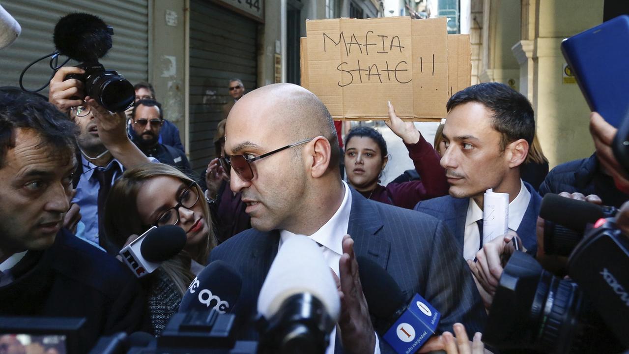 Geschäftsmann Yorgen Fenech umgeben von Reportern nach seiner Verhaftung 