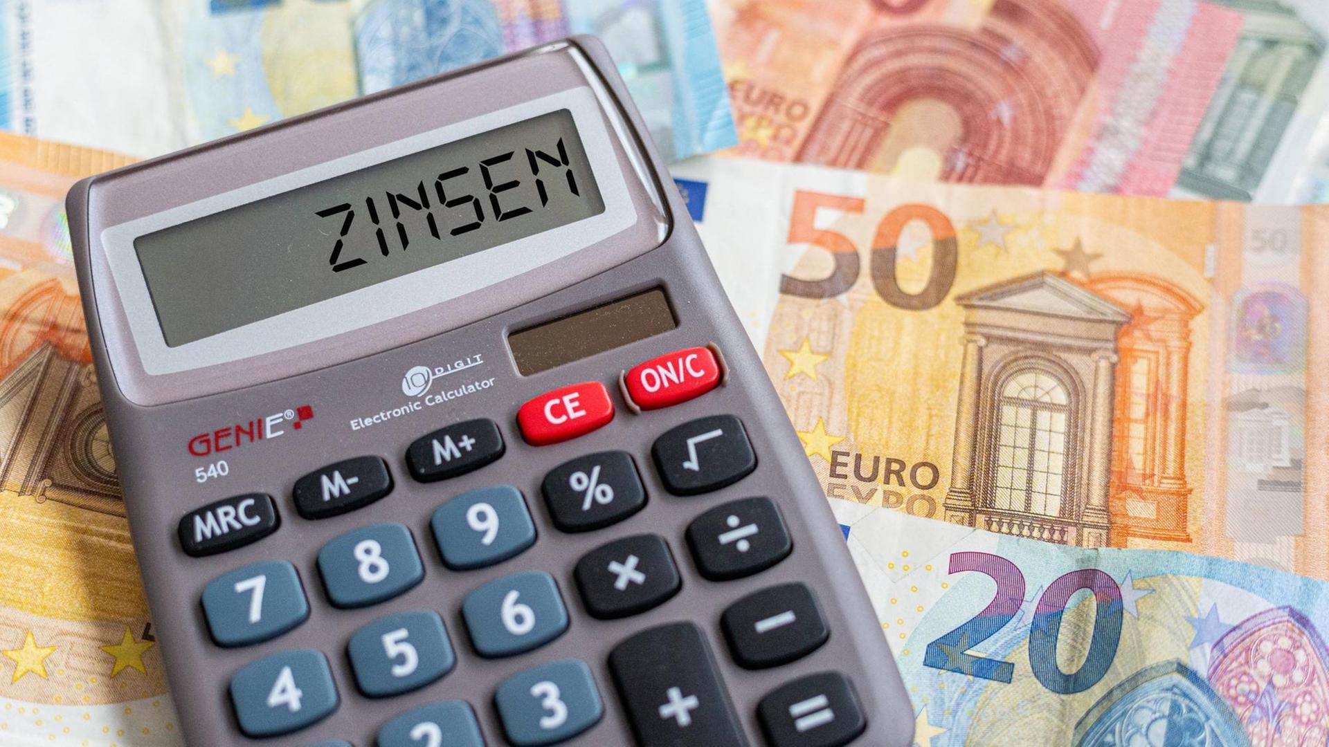 Auf dem Display eines Taschenrechners steht das Wort "Zinsen". Auf dem Display eines Taschenrechners steht das Wort "Zinsen".