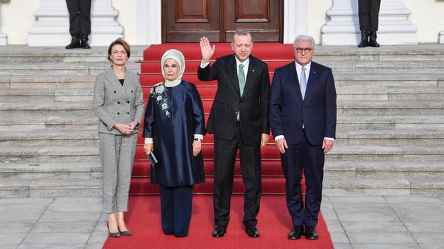 Bundespräsident Frank-Walter Steinmeier (r) und seine seine Frau Elke Büdenbender (l) begrüßen Recep Tayyip Erdogan, Präsident der Türkei, und seine Frau Emine Erdogan vor Schloss Bellevue.