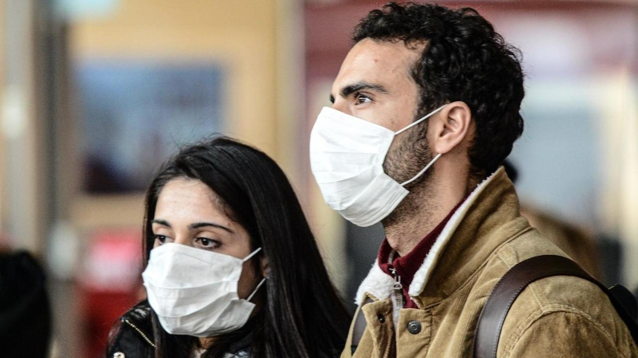 Menschen mit Schutzmasken in Turin, Italien Menschen mit Schutzmasken in Turin, Italien