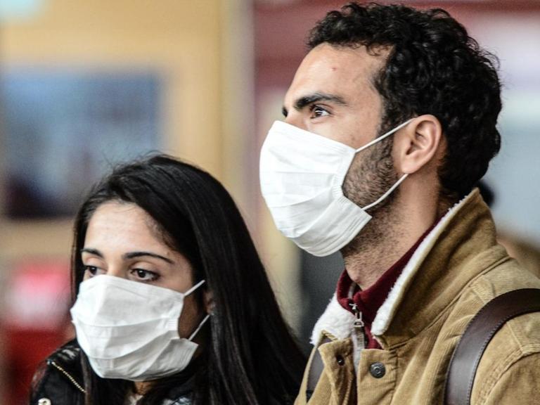 Menschen mit Schutzmasken in Turin, Italien