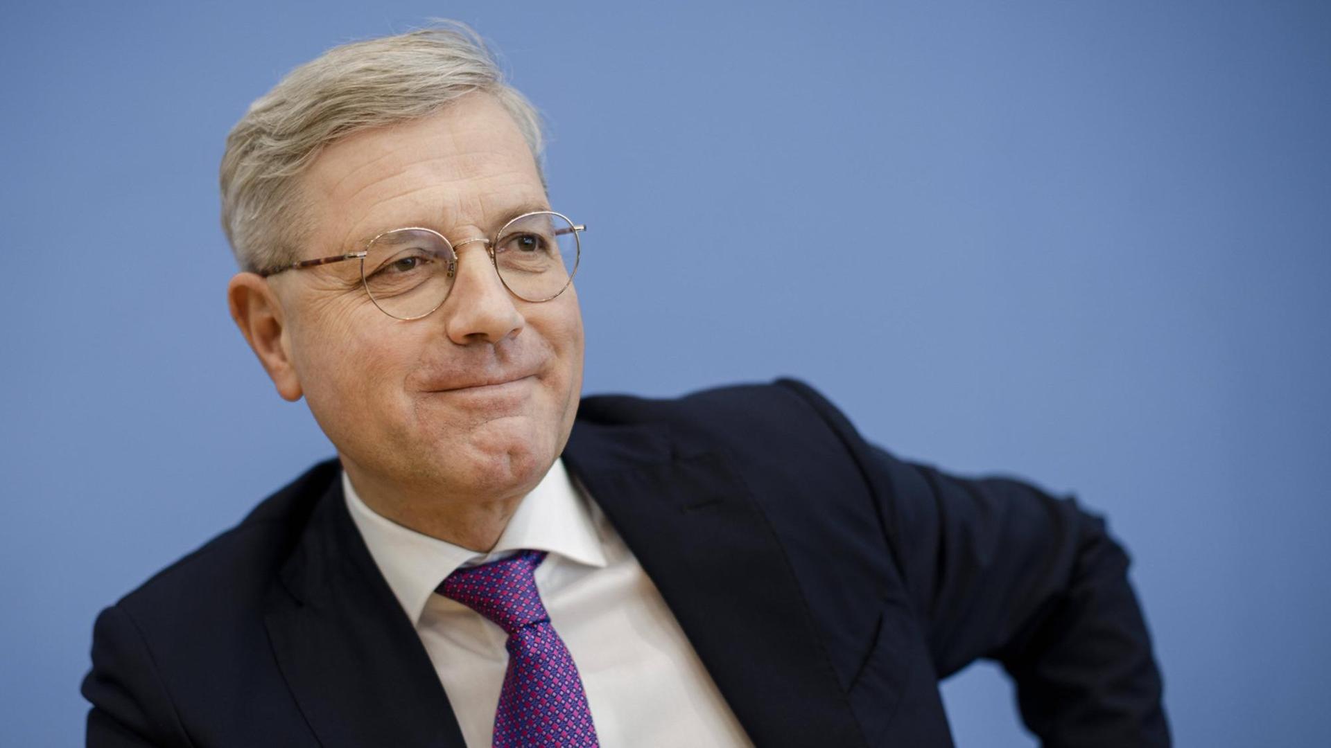 Der CDU-Politiker Norbert Röttgen kandidiert für den Vorsitz seiner Partei. Er erläutert seine Bewerbung in der Bundespressekonferenz in Berlin. Der CDU-Politiker Norbert Röttgen kandidiert für den Vorsitz seiner Partei. Er erläutert seine Bewerbung in der Bundespressekonferenz in Berlin.