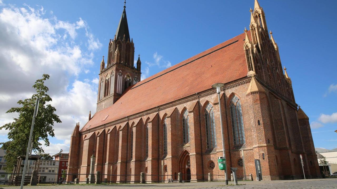Blick auf die Backsteinkirche von der Straße aus. Blick auf die Backsteinkirche von der Straße aus.