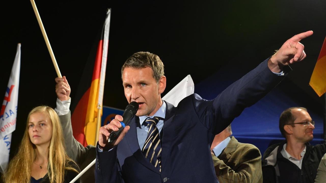 Thüringens AfD-Fraktionsvorsitzender Björn Höcke spricht am 07.10.2015 in Erfurt (Thüringen) auf einer Demonstration gegen die Asylpolitik. Thüringens AfD-Fraktionsvorsitzender Björn Höcke spricht am 07.10.2015 in Erfurt (Thüringen) auf einer Demonstration gegen die Asylpolitik.