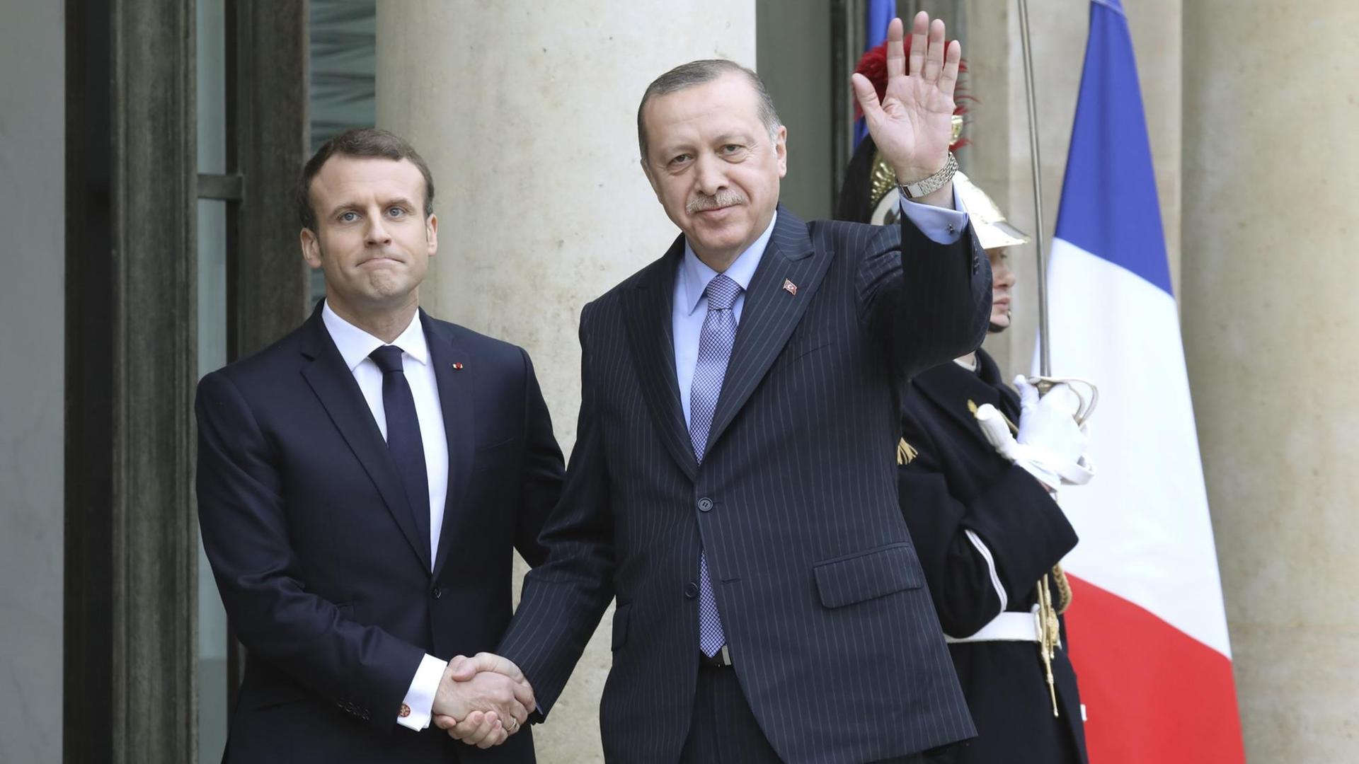 NATO-Erweiterung - Frankreichs Präsident Macron fordert Erdogan zum Einlenken auf