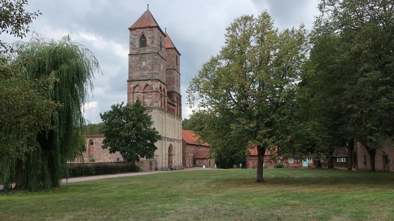 Ansicht der Klosterruine von Veßra inmitten grüner Wiesen und Bäume. Ansicht der Klosterruine von Veßra inmitten grüner Wiesen und Bäume.