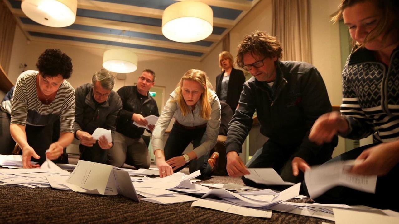 Stimmauszählung im niederländischen Schiermonnikoog beim Referendum über ein Assoziierungsabkommen der EU mit der Ukraine