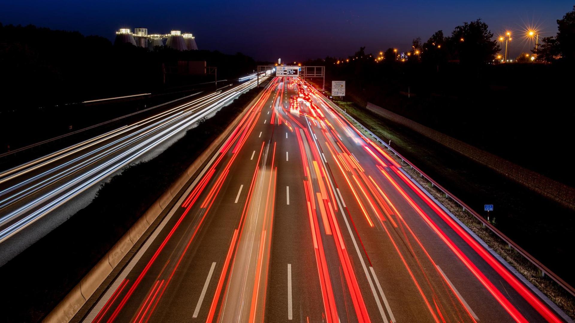 Autofahrer stehen im September 2019 auf der nördlichen A9 bei München im Stau. Autofahrer stehen im September 2019 auf der nördlichen A9 bei München im Stau.